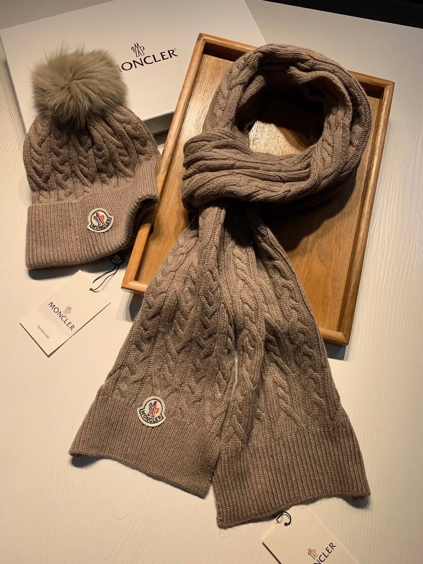 moncler hat and echapres set s_127a7aa3